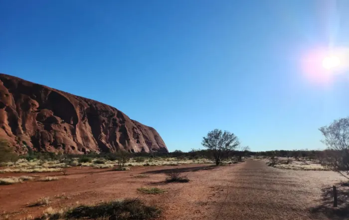 Uluru in una giornata splendida soleggiata