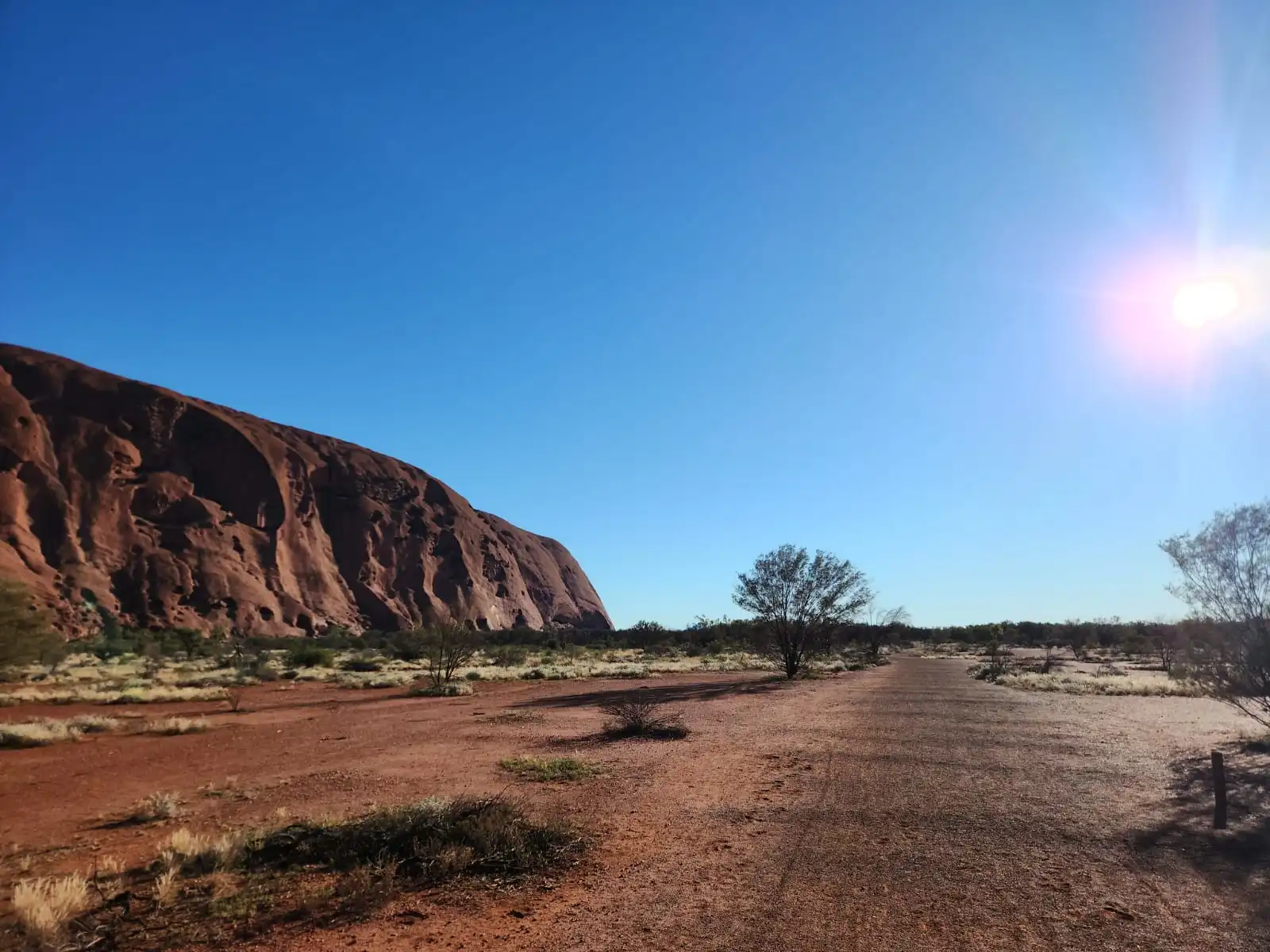 Uluru in una giornata splendida soleggiata